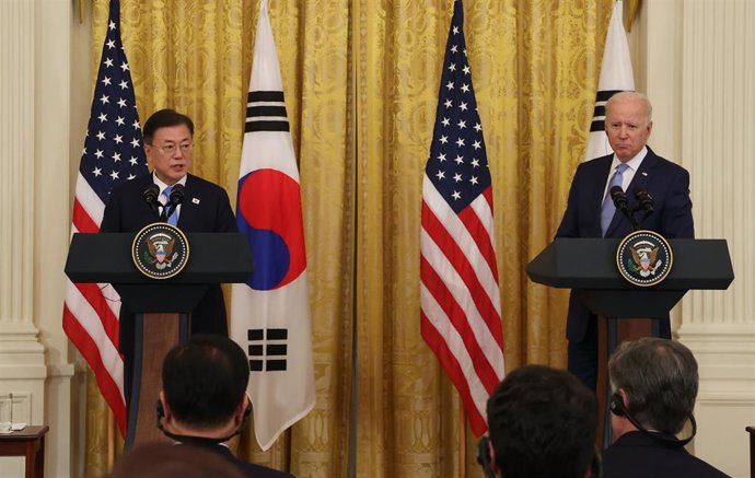 Los presidentes de Corea del Sur, Moon Jae In, y el de Estados Unidos, Joe Biden, en una rueda de prensa tras su reunión en la Casa Blanca.