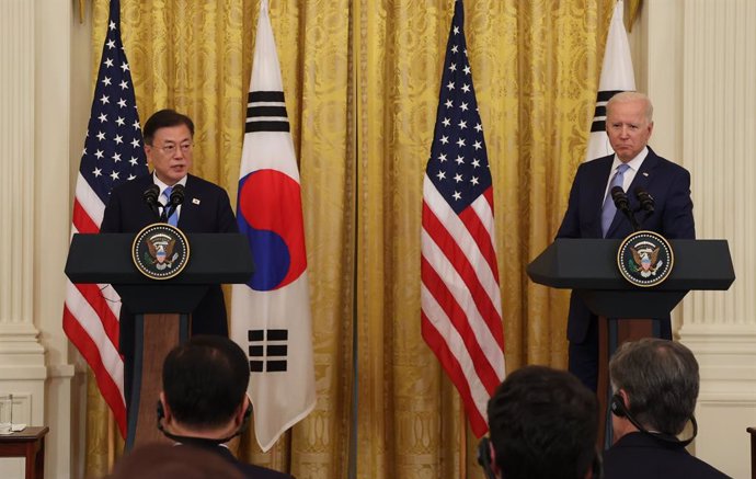21 May 2021, US, Washington: USPresident Joe Biden (R) and South Korean President Moon Jae-in hold a joint press conference after their meeting at the White House. Photo: -/YNA/dpa