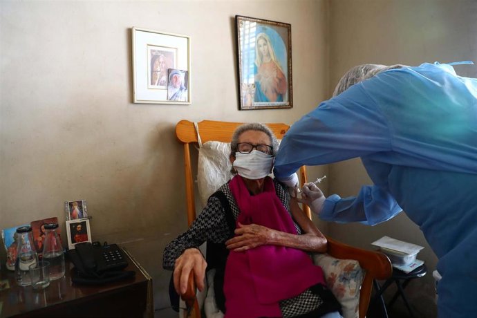 Vacunación de personas mayores en Perú
