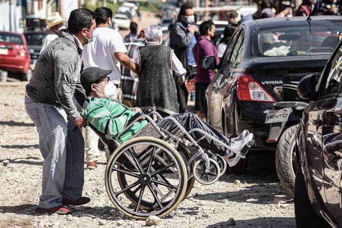 Archivo - Personas acuden a vacunarse en Xalapa.