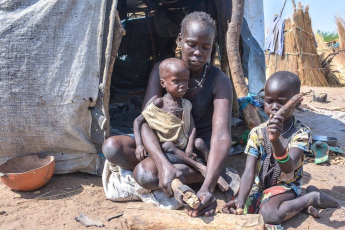 Familia sursudanesa en la zona de Awul Payam