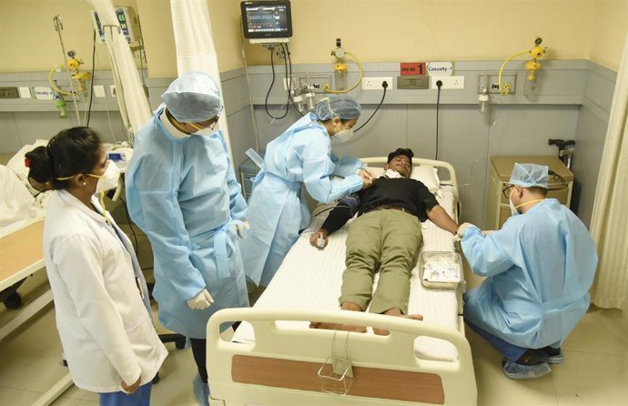 Archivo - Trabajadores sanitarios en India