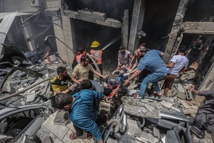 20 May 2021, Palestinian Territories, Gaza City: Palestinian paramedics dig up the body of a person found in the rubble of a collapsed house following an Israeli airstrike, amid the escalating flare-up of Israeli-Palestinian violence. Photo: Mohammed Ta