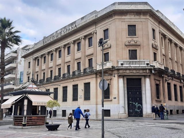 Archivo - Fachada del antiguo Banco de España en Huelva capital.