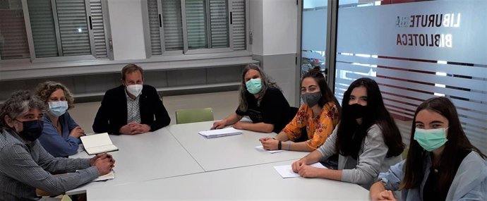 Reunión entre representantes de Educación, de Nastat y del centro IES Mendillori con las ganadoras de la fase española de la Competición Estadística Europea