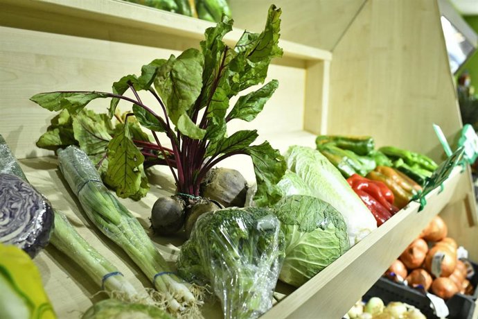 Archivo - Verduras variadas: lombarda, puerros, brócoli, y remolacha en un mercado.