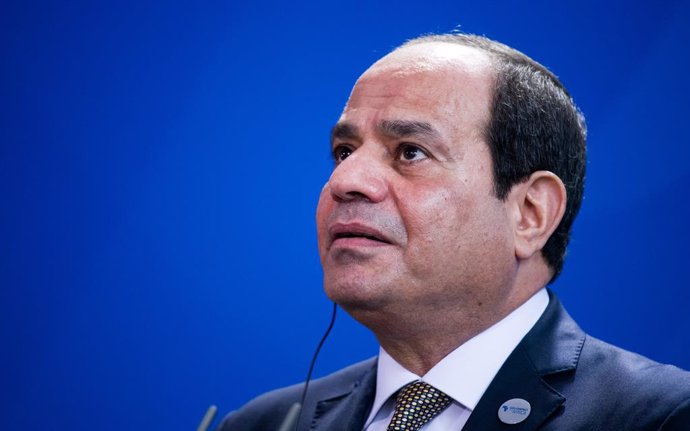 Archivo - FILED - 30 October 2018, Berlin: Egyptian President Abdel Fattah El-Sisi attends a press conference with German Chancellor Angela Merkel at the Federal Chancellery. "We are not thinking of using migrants for political or economical blackmail,"