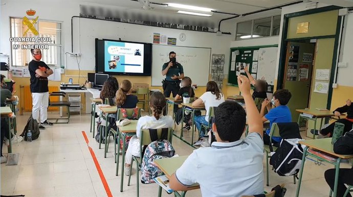 Un agente de la Guardia Civil imparte una charla sobre los peligros de Internet y las Redes Sociales en el CEIP Xaloc de Paguera.