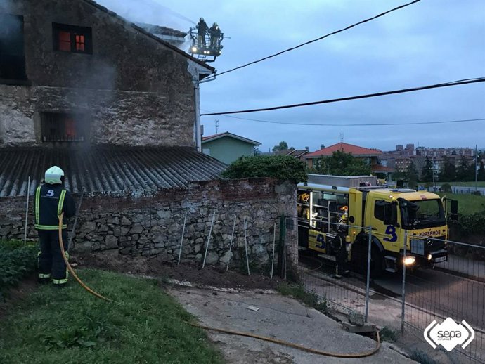 Imagen de archivo de un dispositivo de bomberos en la extinción de un incendio en Avilés