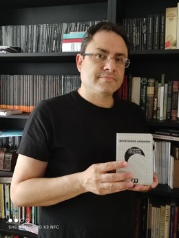 Archivo - David Acebes Sampedro posa con su nuevo libro, 'El corazón está al fondo a la izquierda'.