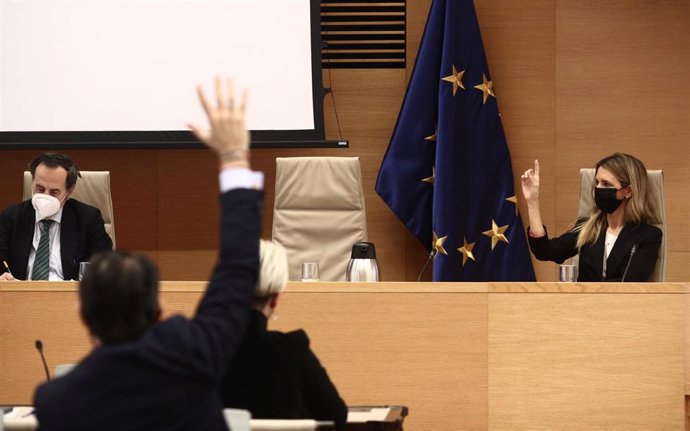 Archivo - Imagen de una votación en la Comisión de Hacienda celebrada en el Congreso 