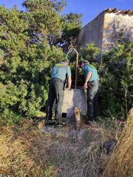 Agentes de la Guardia Civil rescatan a una mujer que se cayó a un pozo de Formentera mientras intentaba rescatar a su gato.