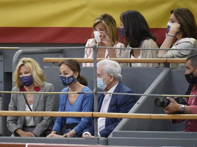 ISABEL PREYSLER Y MARIO VARGAS LLOSA EN LOS TOROS DE VISTALEGRE