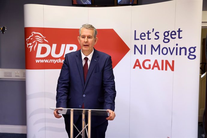 Archivo - HANDOUT - 05 October 2020, United Kingdom, Belfast: Edwin Poots, Northern Ireland's environment and agriculture minister and Leader Designate of the Democratic Unionist Party (DUP), speaks at a press conference following the DUP Leadership Ele