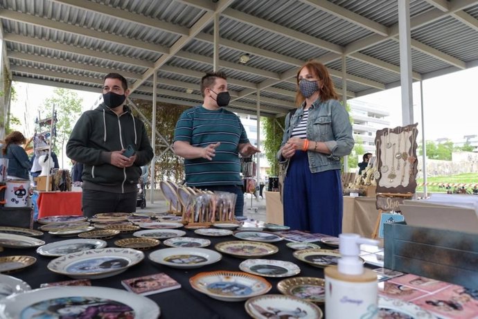 La consejera municipal de Economía del Ayuntamiento de Zaragoza, Carmen Herrarte, visita el mercado de Parque Venecia en la capital aragonesa.