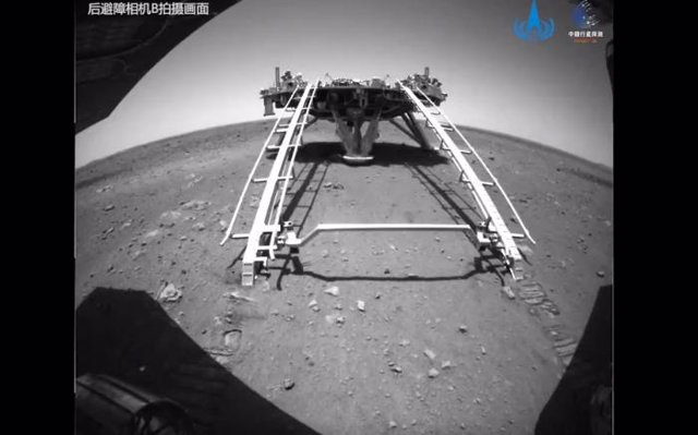 Imagen de la plataforma de aterrizaje de la misión Tianwen 1 tomada por el rover Zhurong después de descender a la superficie de Marte