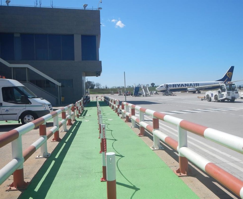 Archivo - Señalización Aeropuerto de Girona