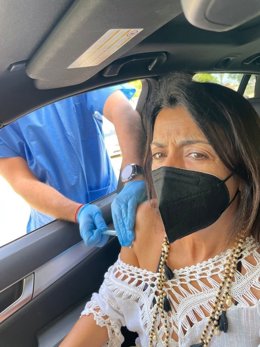 La presidenta del Parlamento se vacuna contra el Covid-19.