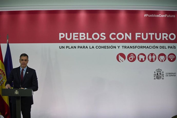 El presidente del Gobierno, Pedro Sánchez, interviene durante la presentación del plan 'Pueblos con Futuro: un plan para la cohesión y transformación del país, en la Sala Barceló del Palacio de la Moncloa, a 22 de mayo de 2021, en Madrid, España. Este 