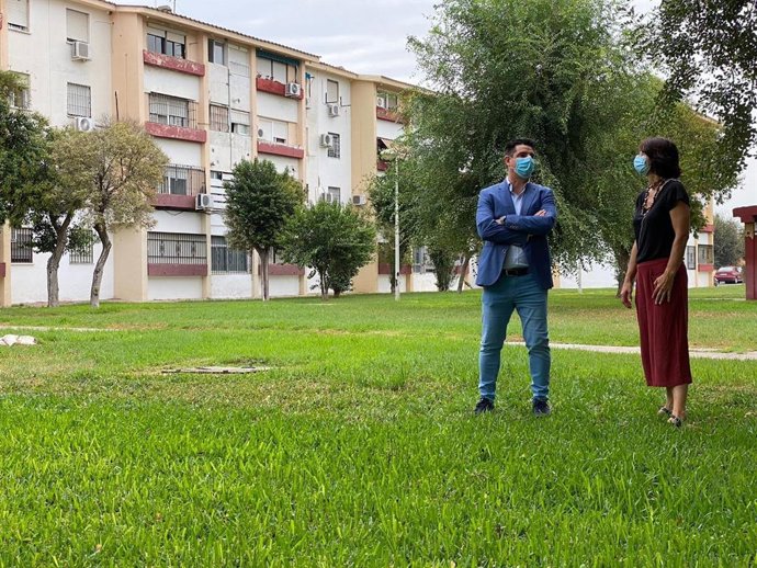 Pedro García (IU) visita zonas público-privadas.