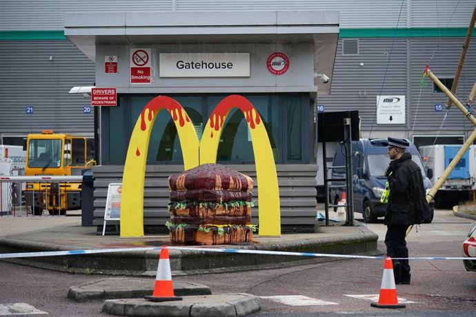 Protesta de Animal Rebellion contra el uso de carne de animal en los restaurantes McDonalds's de Reino Unido