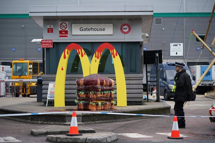 22 May 2021, United Kingdom, Hemel Hempstead: A police officer stands in front of a cordon around Animal Rebellion protesters outside a McDonald's distribution site which is being blockaded to stop lorries from leaving the depot. Photo: Yui Mok/PA Wire/