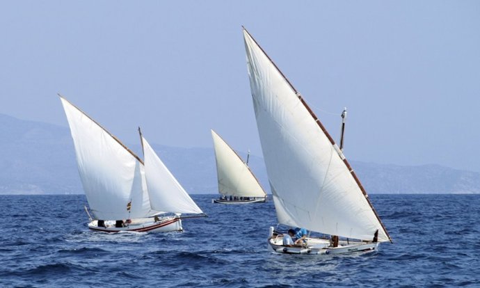 Barcos con vela latina.