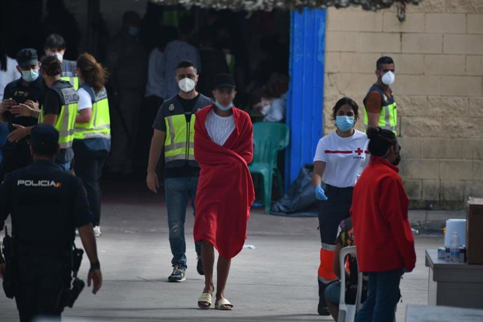 Imagen de archivo. Menores marroquíes a las naves acondicionadas anexas a la frontera del Tarajal en Ceuta.