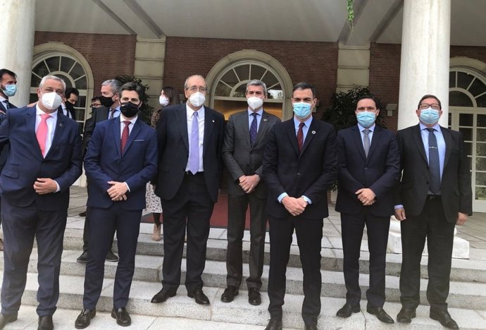 El presidente de la Diputación de Teruel, Manuel Rando, y otros representantes de instituciones provinciales junto al presidente del Gobierno, Pedro Sánchez.