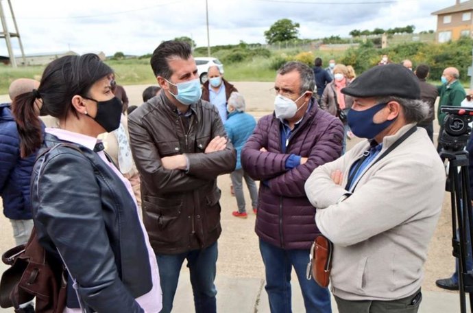 El secretario general del PSOECyL, Luis Tudanca, y la secretraria de Organización del mismo, Ana Sánchez, durante su visita a Tábara (Zamora).