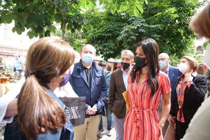 La vicealcaldesa de Madrid, Begoña Villacís, durante una visita a la feria 'Los Sábados del Rastro'