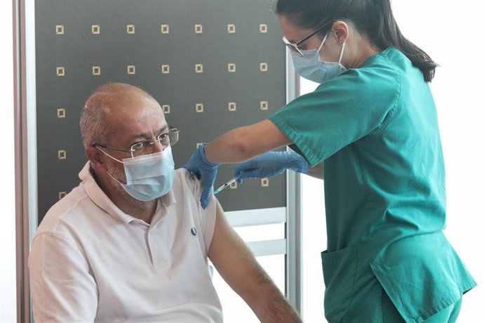 El vicepresidente, portavoz y consejero de Transparencia, Ordenación del Territorio y Acción Exterior, Francisco Igea, se vacuna contra la Covid en el Punto de Vacunación a Gran Escala.