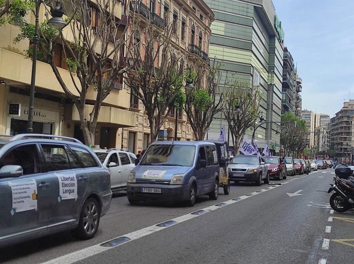 Marcha convocada por Hablamos Español a su paso por la calle Colón de Valncia