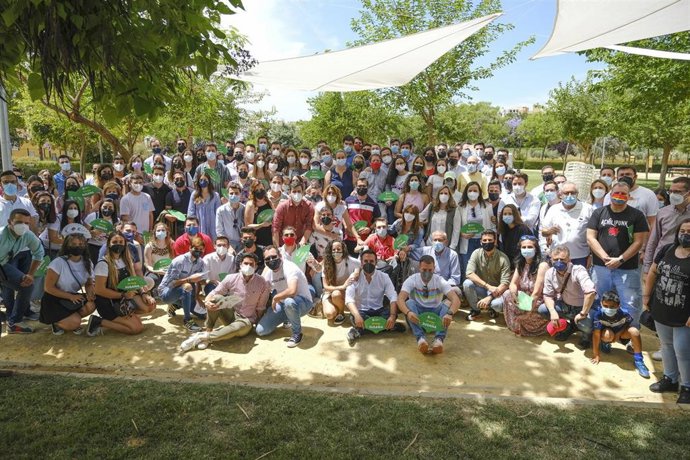 Archivo - Encuentro de la precandidata a las primarias del PSOE-A Susana Díaz con jóvenes socialistas en Guillena (Sevilla).