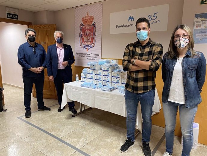 El Ayuntamiento de Granada entrega mascarillas.