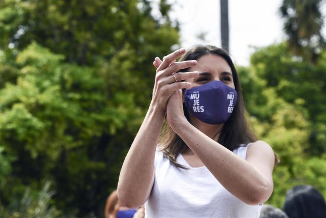 La ministra de Igualdad, Irene Montero, aplaude durante el acto de presentación de la candidatura de la ministra de Derechos Sociales y Agenda 2030 para la Secretaría General de Podemos, a 22 de mayo de 2021, en Valencia, Comunidad Valenciana (España). 