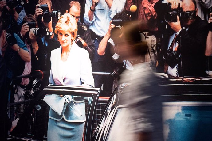 Archivo - 09 July 2019, North Rhine-Westphalia, Bonn: A visitor walks past a picture of Princess Diana displayed as part of the "Very British" exhibition at the House of the History of the Federal Republic of Germany. Photo: Federico Gambarini/dpa