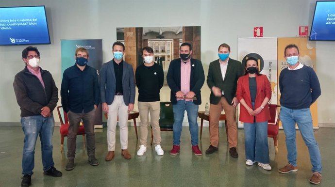 Representantes de grupos parlamentarios de la Junta General participantes en una mesa de debate organizada por Iniciativa pol Asturianu