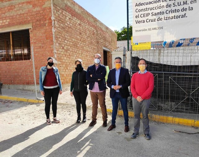 El delegado de la Consejería de Educación y Deporte en la provincia de Jaén, Antonio Sutil, visita Iznatoraf.