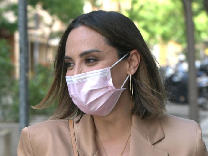 TAMARA FALCÓ SALE DE RESTAURANTE CON AMIGA