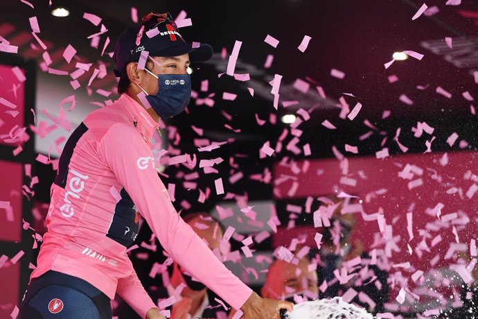 21 May 2021, Italy, Verona: Colombian cyclist Egan Bernal of team Ineos Grenadiers celebrates on the podium in the jersey of the leader in overall classification after the end of the thirteenth stage of the 104th edition of the Giro d'Italia cycling rac