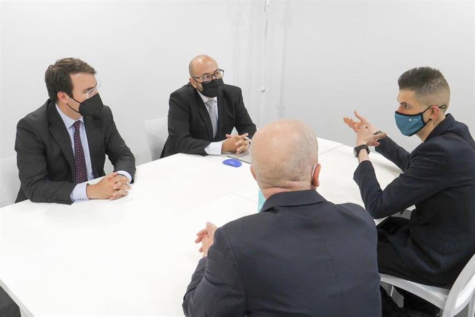 Diputación se reúne en Fitur.