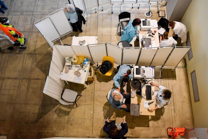 Archivo - Centro de vacunación contra el coronavirus en Milán 