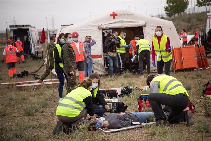 Más de 100 personas participan en el simulacro de un accidente múltiple como práctica final de máster.