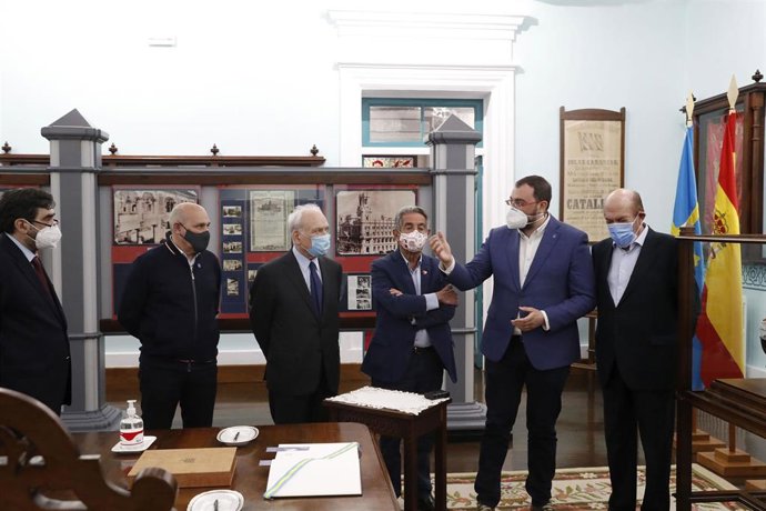 Adrián Barbón y Miguel Ángel Revilla visitan el archivo de indianos de Colombres