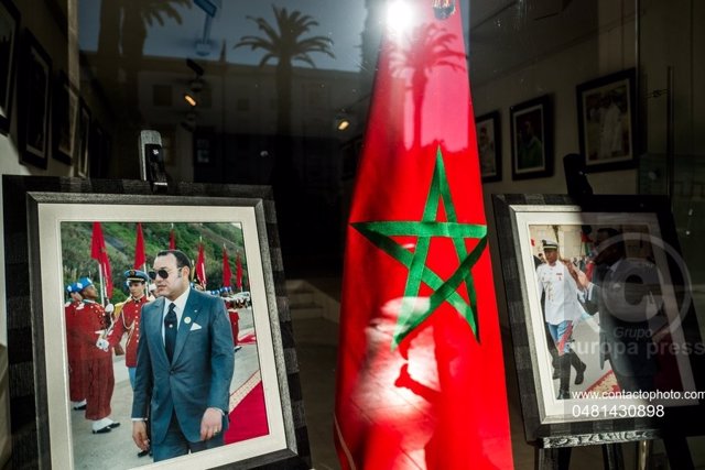 Bandera de Marruecos junto a un retrato del rey Mohamed VI