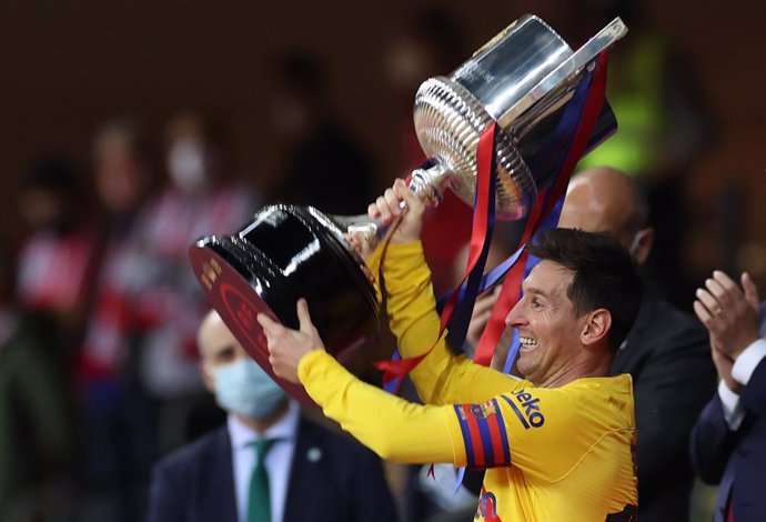Archivo - Arxiu -  Leo Messi amb la Copa del Rei