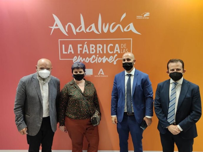 Delegación de turismo de Almuñécar (Granada) y representantes de Logitravel en Fitur.