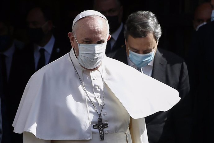 14 May 2021, Italy, Rome: Pope Francis (L) leaves at the Conciliazione Auditorium after attending a conference on the country's demographic crisis, with Italian Prime Minister Mario Draghi. Photo: Cecilia Fabiano/LaPresse via ZUMA Press/dpa