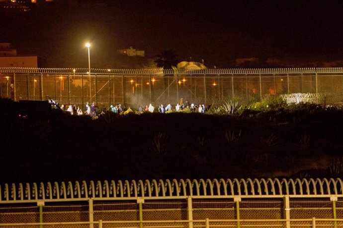 Varios marroquíes intentan llegar a suelo español desde la frontera que separa Melilla y Marruecos, a 21 de mayo de 2021, en Marruecos.